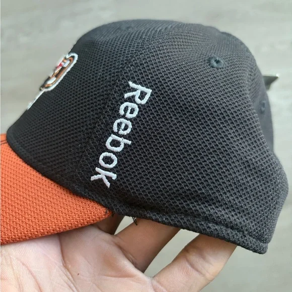 Signed Reebok Calgary Hitmen WHL Hockey Cap - Picture 4 of 7